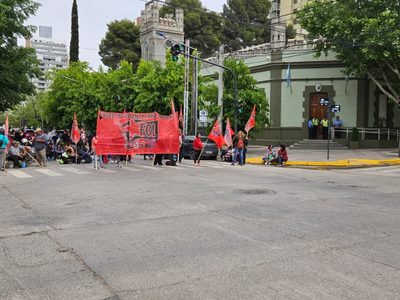 Organizaciones sociales se manifestaron frente a Casa de Gobierno por falta de pago y alimentos
