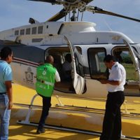 Suman helicóptero a la búsqueda de bañista arrastrado por una ola en playa de Oaxaca (Video)