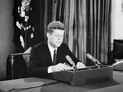 Casi mil 500 documentos relacionados con el asesinato de John F. Kennedy son desclasificados