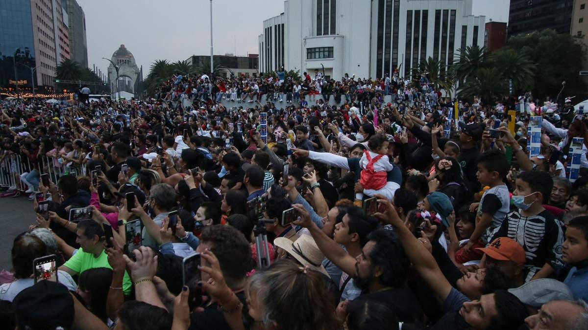 Asistentes al desfile del Día de Muertos en el Zócalo