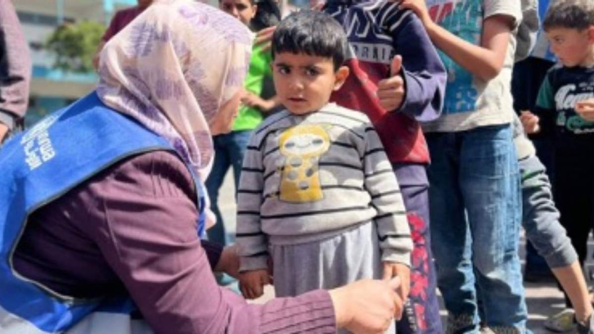 El personal de UNRWA ayuda a los niños de Gaza