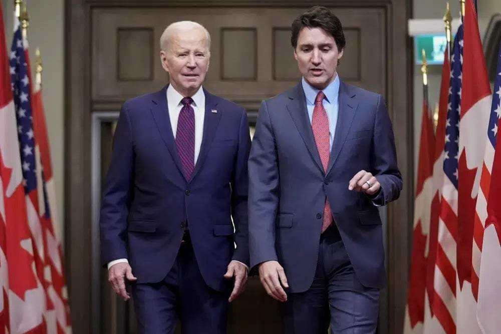 El presidente Joe Biden camina con el primer ministro canadiense Justin Trudeau en el Parlamento, el 24 de marzo de 2023, en Ottawa, Canadá
