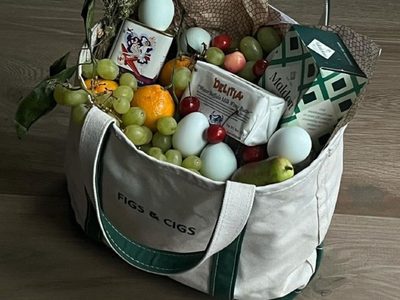 La idea más fácil para reutilizar una bolsa de compras: sumale un pañuelo colorido y lucila como un accesorio de temporada