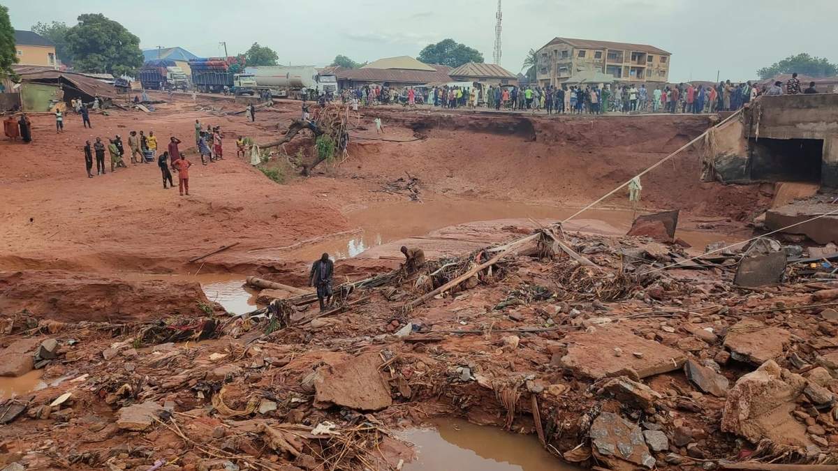 Personas buscan ayuda en una zona inundada tras un aguacero en Mokwa, Nigeria, el viernes 30 de mayo de 2025.