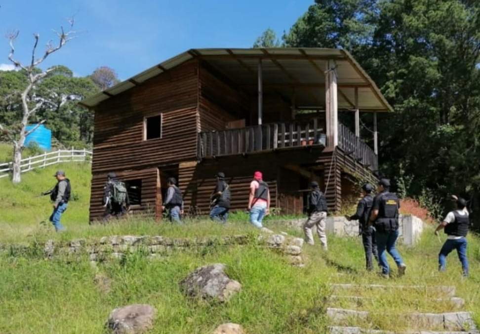 Un grupo de agentes realizó varios cateos en inmuebles del municipio.