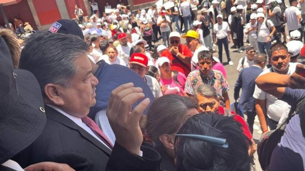 El diputado Ernesto Alarcón, del PRI, con los manifestantes