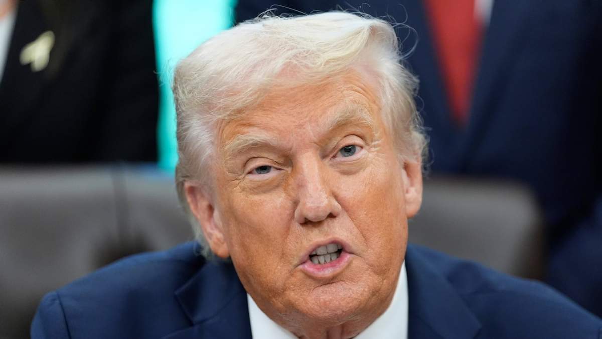 El presidente de Estados Unidos, Donald Trump, habla en la Oficina Oval en la Casa Blanca, el martes 30 de septiembre de 2025, en Washington