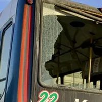 Largas filas y piedrazos: las insólitas y repudiables situaciones vividas en Argentina con los colectivos en pleno paro general