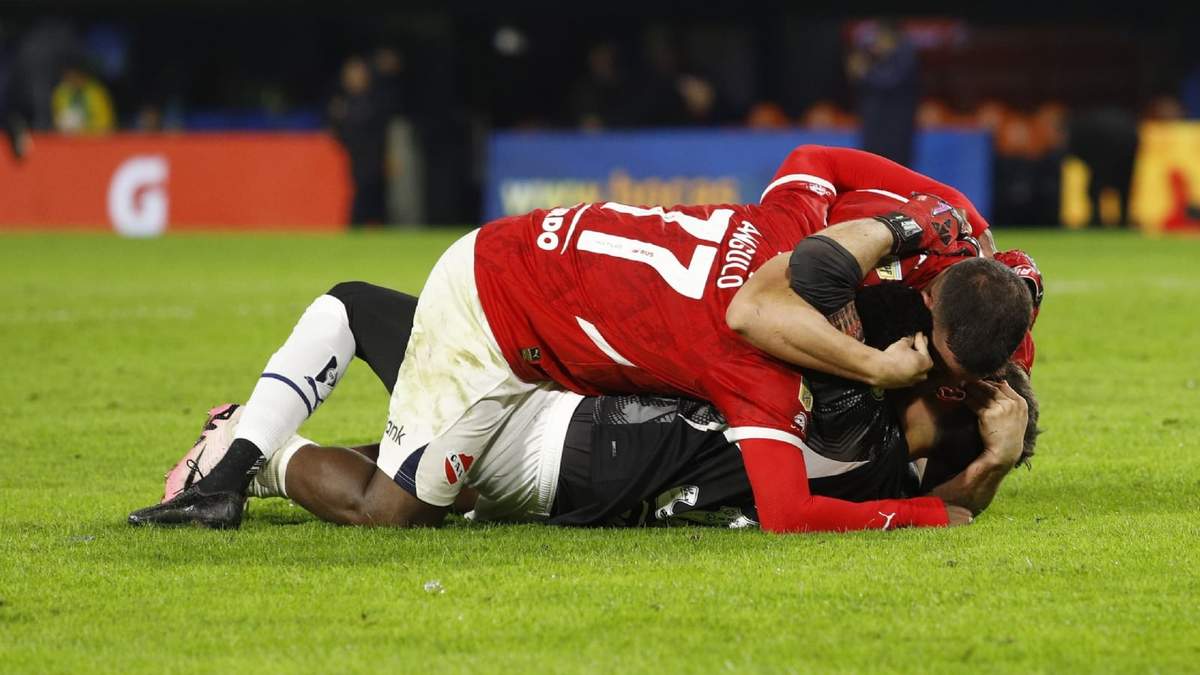El festejo de los rojos al convertir el gol del triunfo frente a Boca.