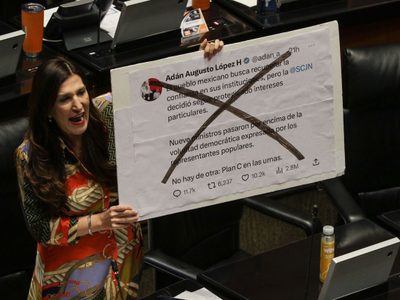 Kenia López arremete contra Adán Augusto López por su tuit: lo llama "porrista” y “mandadero"