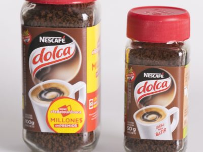 Si se terminó el café instantáneo, no tires el frasco: creá este fabuloso jarrón para tus flores y sin gastar de más