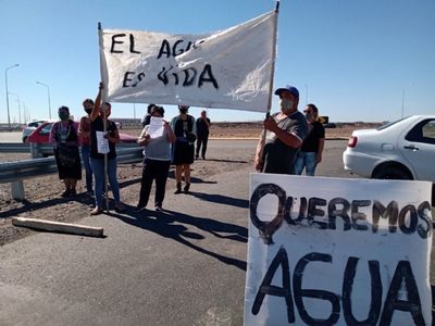 Vecinos de Neuquén Capital cortan Casimiro Gómez por falta de agua