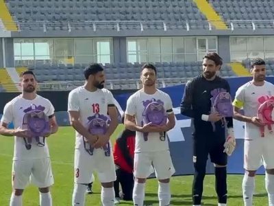 Selección iraní de futbol protesta durante su himno nacional por bombardeos a primaria en Minab