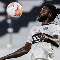 El incierto futuro de Adebayor en el fútbol sudamericano post coronavirus