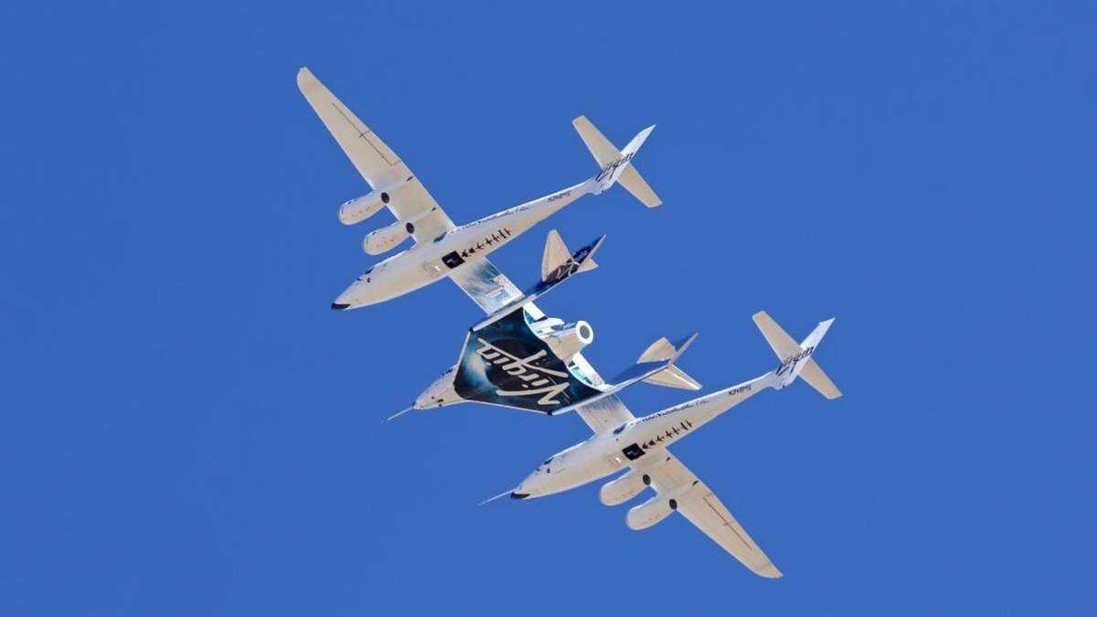 El VSS Unity de Virgin Galactic vuela luego de despegar por última vez del puerto aéreo y espacial en Mojave