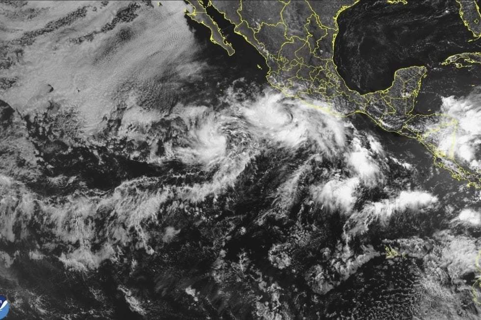 En esta imagen satelital publicada por la NOAA, se observa la formación de la tormenta tropical Bárbara frente a la costa suroeste de México.