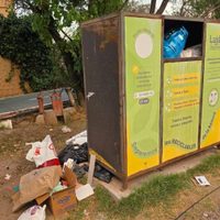 Basura acumulada: la triste postal de la calle Roque Saénz Peña