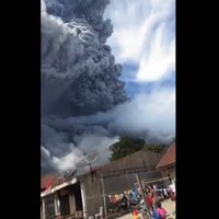 Indonesia: volcán Sinabung registra erupción y lanza columna de ceniza de 5 km (Videos)