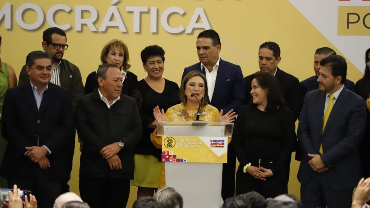 Xóchitl Gálvez con los líderes del PRD