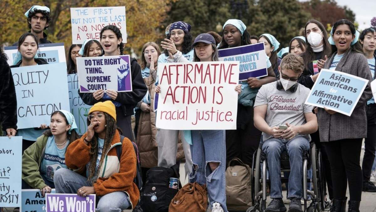 Universitarios protestan contra la injusticia racial frente a la Corte Suprema en Washington