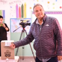 Carlos Eguía cumplió con el deber cívico de votar y les pidió a los “abuelos” emitir su sufragio