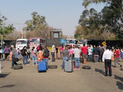Normalistas de Oaxaca quitan bloqueo al aeropuerto que provocó cancelación de unos 50 vuelos