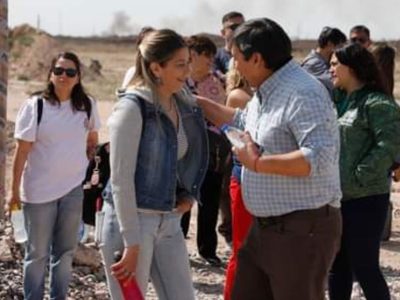 Dirigentes de ATE, el intendente Gaido y adjudicatarios recorrieron los lotes con servicios en la meseta