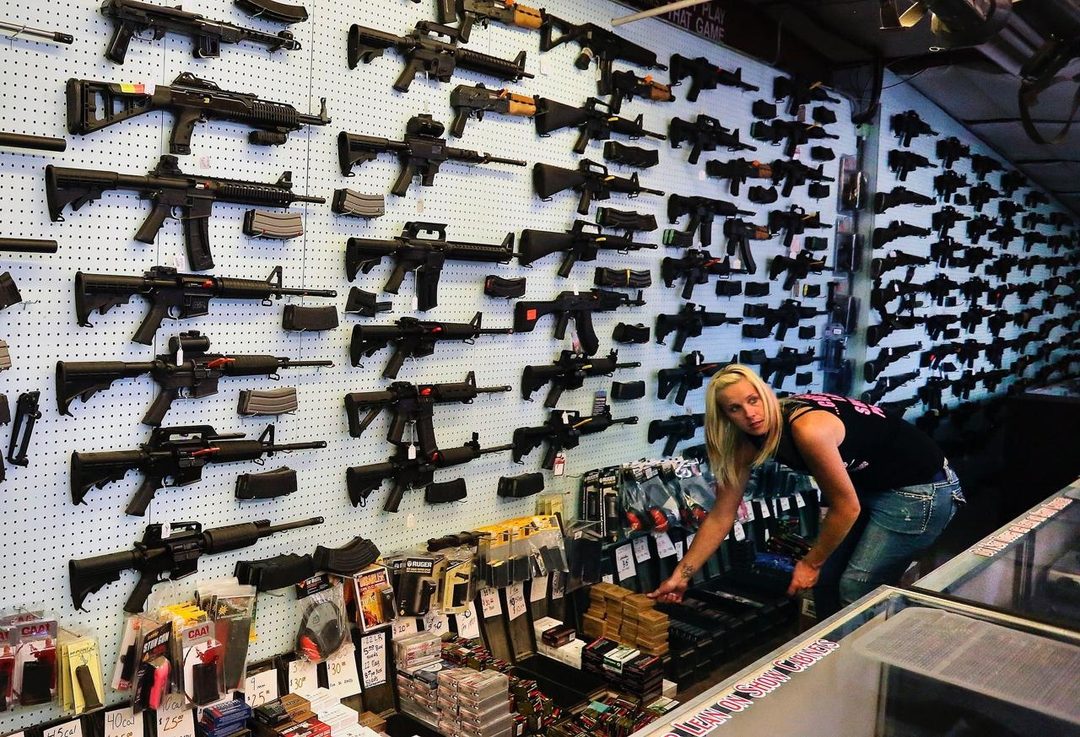 Una vendedora atiende a un comprador en la tienda de armas Dragonman’s en Colorado, EU. Foto Brennan Linsley  AP