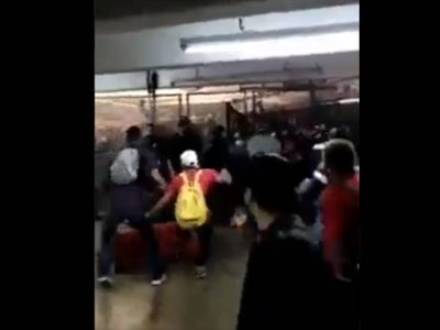 Usuarios y ambulantes se lían a golpes con policías en el Metro Pantitlán (Videos)