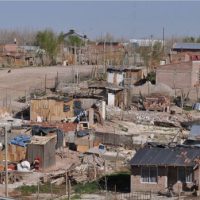 Vecinos de algunos barrios de Centenario soportan temperaturas extremas sin servicio de agua