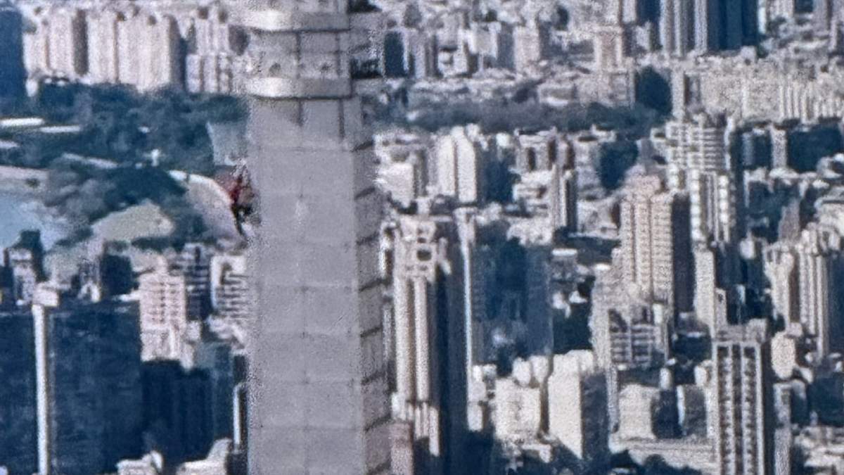El escalador Alex Honnold llega a la cima del rascacielos Taipei 101 sin cuerdas