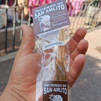 Venden inciensos de “San AMLITO”; incluye oración para que se reelija
