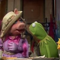 Ahora exigen cancelar a Miss Piggy por "maltrato" a la Rana René