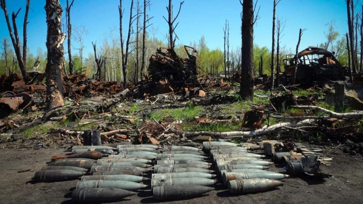 Proyectiles sin explotar yacen junto a árboles destruidos en las afueras de Kiev
