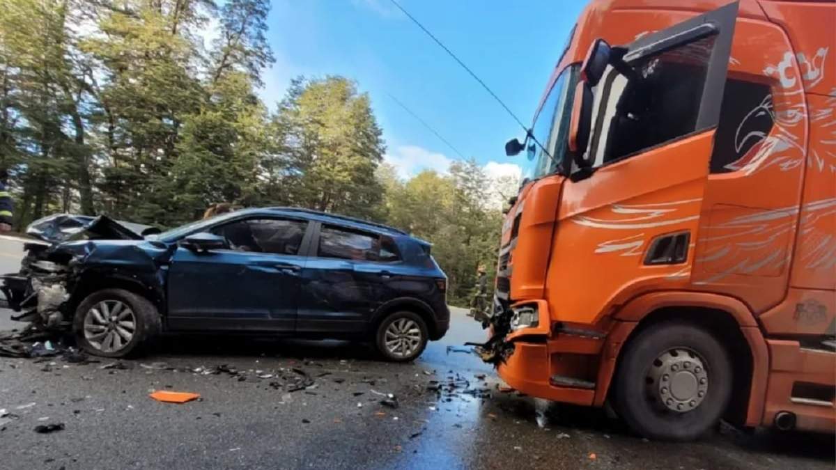 El VW Polo y el camión quedaron con importantes daños materiales. Fuente (Diario Andino)