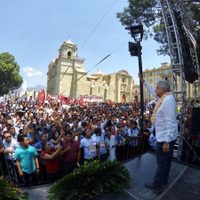 Entre acarreo y abucheos a políticos afines, AMLO firma acuerdo de unidad y celebra expropiación en Oaxaca