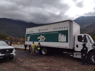 Camión con logos de Diconsa se accidenta en Veracruz; venían 38 migrantes a bordo