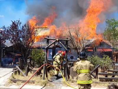 Un incendio dejó pérdidas totales en una vivienda en Cutral Co