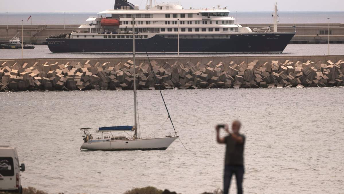 El crucero afectado por un brote de hantavirus, MV Hondius, se ve fondeado en el puerto de Granadilla, Tenerife, en las islas Canarias, España, el lunes 11 de mayo de 2026