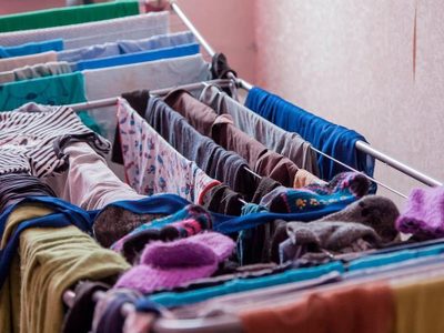 El trucazo de la abuela que tenés que probar para ahorrar espacio en el tender