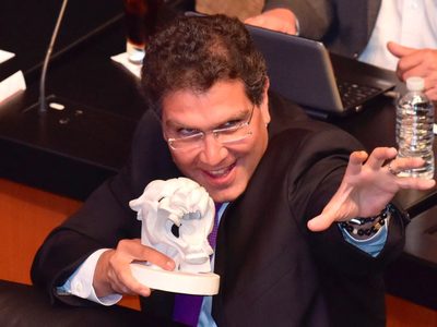 Senadores aprueban licencia a Ríos Piter para buscar candidatura presidencial