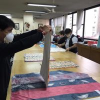 Trabajadores de vestuario del Teatro Cervantes confeccionan tapabocas