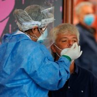 Volvieron a subir los casos de coronavirus en Argentina y superaron los 5 mil