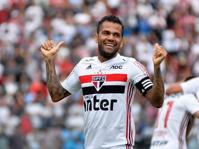 Tremendo mensaje de Dani Alves por la polémica victoria del Madrid
