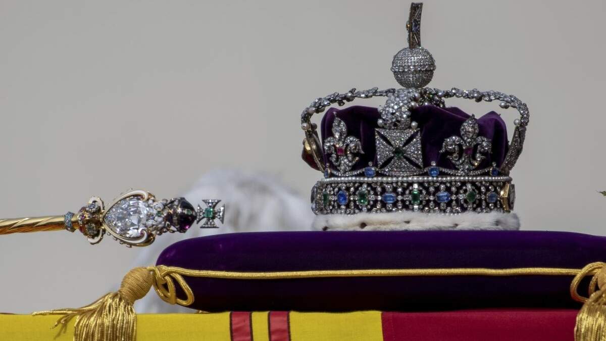 El Cetro del Soberano con Cruz, a la izquierda, y la Corona Imperial del Estado, sobre el ataúd de la Reina Isabel II durante su funeral de Estado en Londres