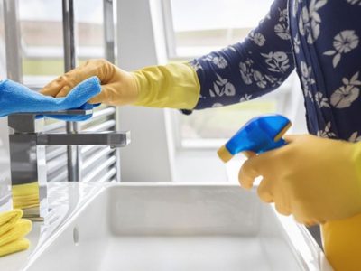 Con solo 3 ingredientes, prepará este infalible limpiador de moho para dejar la ducha de tu baño reluciente