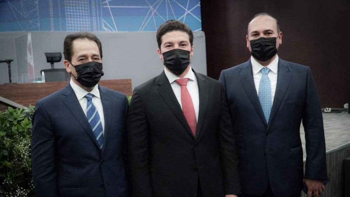 José Arturo Salinas, presidente del TSJE (der.) con Samuel García (centro), gobernador electo de Nuevo León