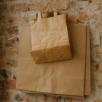 Con las bolsas de papel vacías que ibas a tirar: creá esta deco estilo vintage para la puerta de tu casa