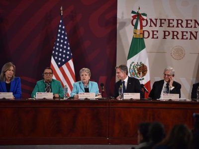 Bárcena condena construcción de muro fronterizo pero exculpa a gobierno de Biden