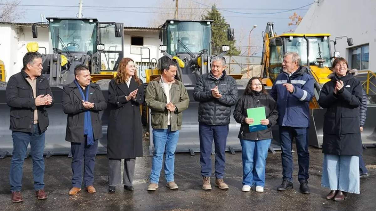 El gobernador, Rolando Figueroa y funcionarios en la entrega de las maquinarias a Vialidad. Fuente: (Gobierno de Neuquén)